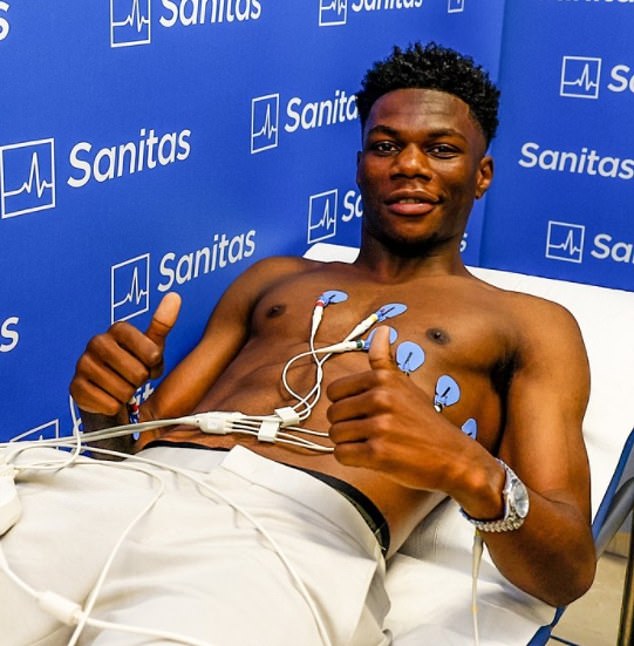 Aurelien Tchouameni sonríe durante su reconocimiento médico con el Real Madrid antes de su presentación el martes