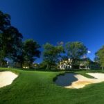 18th green y clubhouse... 1999: Vista general del 18th green y clubhouse en The Country Club en Brookline, Boston, Massachusetts - Bienvenido de nuevo a 'The Bearpit', el caldero de Boston que escaldará a los rebeldes saudíes del golf - GETTY IMAGES