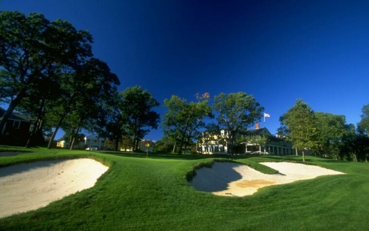 18th green y clubhouse... 1999: Vista general del 18th green y clubhouse en The Country Club en Brookline, Boston, Massachusetts - Bienvenido de nuevo a 'The Bearpit', el caldero de Boston que escaldará a los rebeldes saudíes del golf - GETTY IMAGES