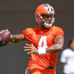 CLEVELAND, OH - 16 DE JUNIO: Deshaun Watson #4 de los Cleveland Browns lanza un pase durante el minicampamento obligatorio de los Cleveland Browns en el FirstEnergy Stadium el 16 de junio de 2022 en Cleveland, Ohio.  (Foto de Nick Cammett/Getty Images)