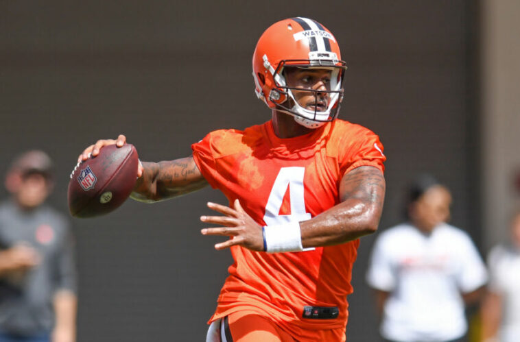 CLEVELAND, OH - 16 DE JUNIO: Deshaun Watson #4 de los Cleveland Browns lanza un pase durante el minicampamento obligatorio de los Cleveland Browns en el FirstEnergy Stadium el 16 de junio de 2022 en Cleveland, Ohio.  (Foto de Nick Cammett/Getty Images)