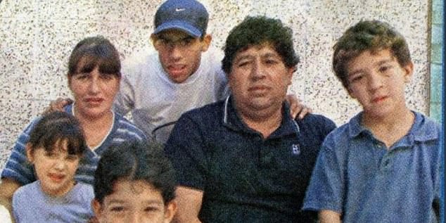 Carlos Tevez dijo que no sentía que pudiera continuar con su carrera después de la muerte de su padre (en la foto juntos, centro)