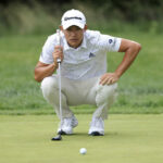 Collin Morikawa compitiendo en The Country Club después de cambiar los putters