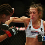 13 de diciembre de 2014;  Phoenix, AZ, EE. UU.;  Joanna Jedrzejczyk golpea a Claudia Gadelha durante UFC Fight Night en el US Airways Center.  Crédito obligatorio: Mark J. Rebilas-USA TODAY Sports