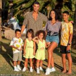 Cristiano Ronaldo posa con su pareja Georgina Rodriquez y sus cuatro hijos en Mallorca