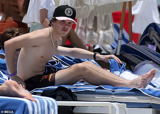 Buenos tiempos: Cruz Beckham aprovechó su actual estadía en Florida el jueves para visitar Miami Beach con un grupo de amigos
