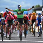 David Gaudu se roba la victoria de la tercera etapa del Critérium du Dauphiné por celebrar prematuramente a Wout Van Aert