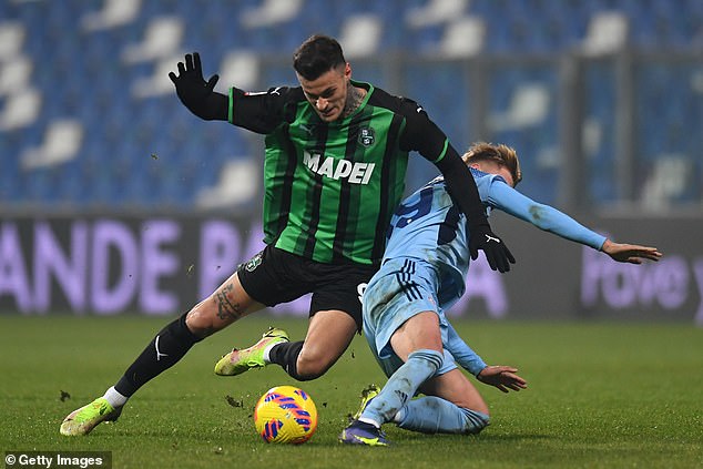 Paris Saint-Germain presentó una oferta inicial por el objetivo del Arsenal, Gianluca Scamacca (izquierda)