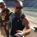 Lee Cunningham lesión en la calle de boxes dedos rotos Kyle Busch cambiador de neumáticos traseros Coca-Cola 600 Charlotte Motor Speedway 2022