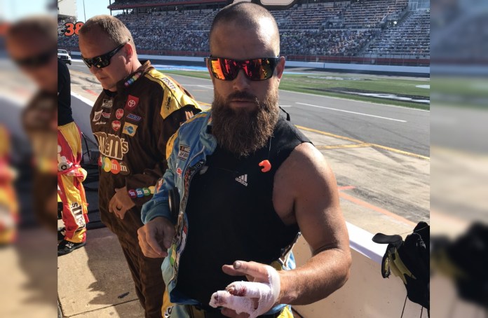 Lee Cunningham lesión en la calle de boxes dedos rotos Kyle Busch cambiador de neumáticos traseros Coca-Cola 600 Charlotte Motor Speedway 2022