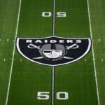 14 de noviembre de 2021;  Paraíso, Nevada, Estados Unidos;  Una vista detallada del logotipo del escudo de Los Raiders de Las Vegas en el mediocampo del Allegiant Stadium.  Crédito obligatorio: Kirby Lee-USA TODAY Sports