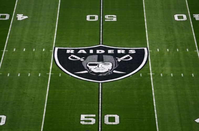 14 de noviembre de 2021;  Paraíso, Nevada, Estados Unidos;  Una vista detallada del logotipo del escudo de Los Raiders de Las Vegas en el mediocampo del Allegiant Stadium.  Crédito obligatorio: Kirby Lee-USA TODAY Sports