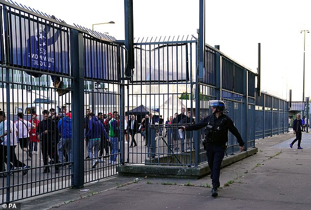 La policía francesa usó gas pimienta contra los aficionados en el Stade de France