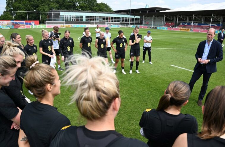 El duque de Cambridge visita a Lionesses en SGP y transmite que su hija Charlotte es 'muy buena en la portería'