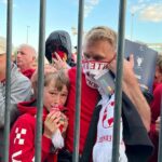 Los fanáticos quedaron atrapados fuera del campo de fútbol durante dos horas antes de que la policía francesa los golpeara con gases lacrimógenos.