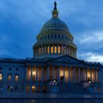 24 de mayo de 2022;  Washington DC, Estados Unidos;  Las banderas ondean a media asta en el edificio del Capitolio de EE. UU. en Washington DC el 24 de mayo de 2022, luego de un tiroteo masivo en una escuela primaria de Texas el 24 de mayo. Al menos 15 personas murieron cuando un hombre armado ingresó a la Escuela Primaria Robb en Uvalde, Texas. el 24 de mayo de 2022.