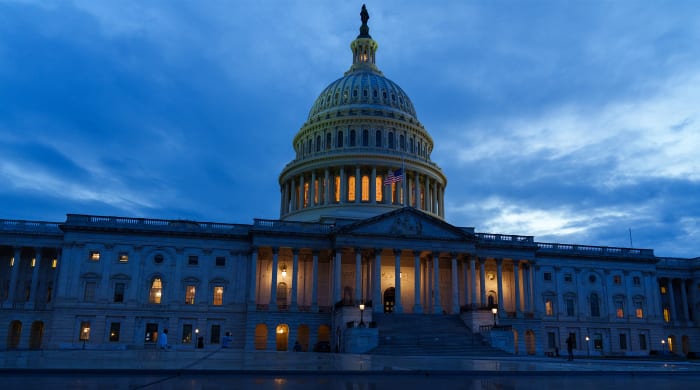 24 de mayo de 2022;  Washington DC, Estados Unidos;  Las banderas ondean a media asta en el edificio del Capitolio de EE. UU. en Washington DC el 24 de mayo de 2022, luego de un tiroteo masivo en una escuela primaria de Texas el 24 de mayo. Al menos 15 personas murieron cuando un hombre armado ingresó a la Escuela Primaria Robb en Uvalde, Texas. el 24 de mayo de 2022.