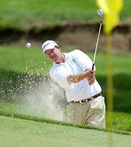 Bart Bryant explota un búnker junto al green en el No. 4 durante la última ronda del Torneo Conmemorativo del domingo en Dublin, Ohio.  Bryant ganó por un golpe.Chris Putman |  Associated Press