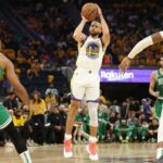 Stephen Curry dispara contra los Boston Celtics en el segundo juego de la final de la NBA