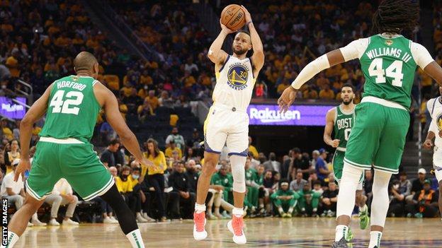Stephen Curry dispara contra los Boston Celtics en el segundo juego de la final de la NBA