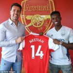 Eddie Nketiah (derecha) llevará la camiseta número 14 en el Arsenal tras firmar un nuevo contrato a largo plazo.