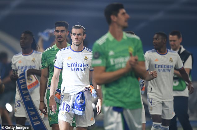 Gareth Bale mira durante las celebraciones del título del Real Madrid en el Santiago Bernabéu