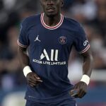 El centrocampista del PSG Idrissa Gueye ha sido 'percibido como un héroe en Senegal' después de que, según los informes, se negara a usar una camiseta con un diseño de arcoíris en mayo.