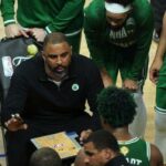 El entrenador en jefe de los Boston Celtics, Ime Udoka, ofrece instrucciones