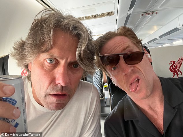 Problemas de viaje: John Bishop (izquierda) y Damian Lewis (derecha) mantuvieron entretenidos a sus fanáticos durante el fin de semana, a pesar de enfrentar un retraso de seis horas en el avión después de la final de la Liga de Campeones.