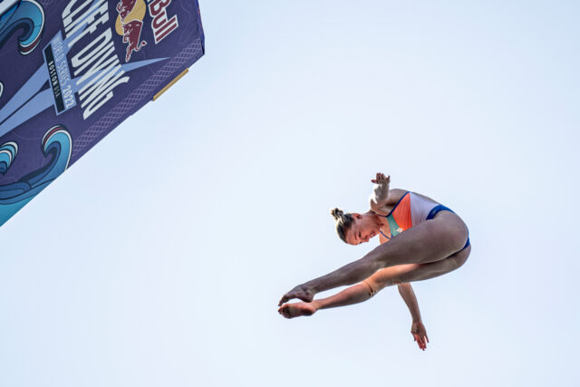 Jóvenes talentos sorprenden a los campeones en la apertura de la temporada de Red Bull Cliff Diving