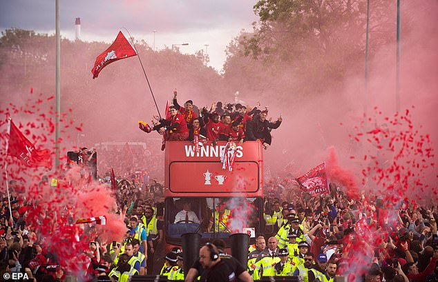 El Liverpool celebró ante miles de aficionados el domingo tras su impresionante campaña