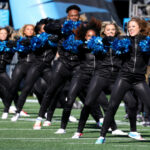 CHARLOTTE, NC - 12 DE DICIEMBRE: Los TopCats, porristas de los Carolina Panthers, actúan antes de su partido contra los Atlanta Falcons en el Bank of America Stadium el 12 de diciembre de 2021 en Charlotte, Carolina del Norte.  Los Halcones ganaron 29-21.  (Foto de Lance King/Getty Images)