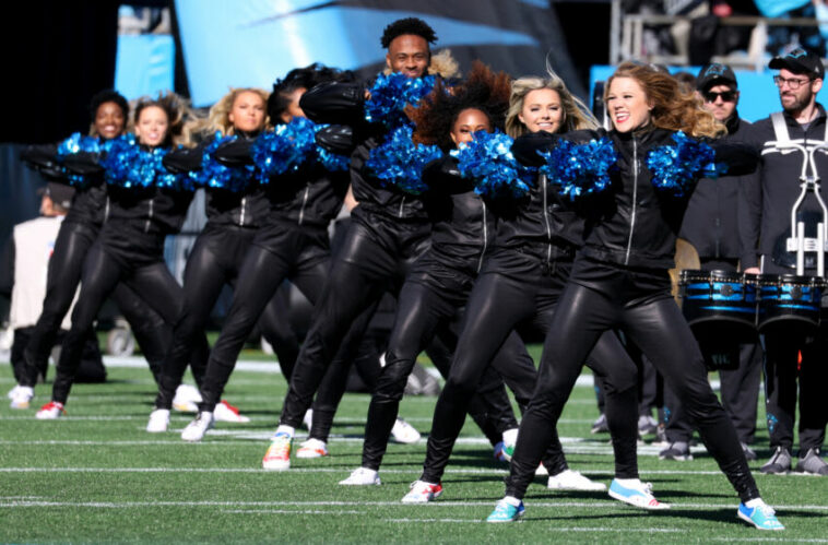 CHARLOTTE, NC - 12 DE DICIEMBRE: Los TopCats, porristas de los Carolina Panthers, actúan antes de su partido contra los Atlanta Falcons en el Bank of America Stadium el 12 de diciembre de 2021 en Charlotte, Carolina del Norte.  Los Halcones ganaron 29-21.  (Foto de Lance King/Getty Images)