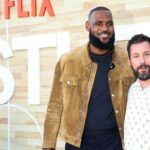 Los miembros del reparto LeBron James y Adam Sandler asisten al estreno de la película Hustle