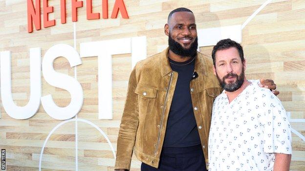 Los miembros del reparto LeBron James y Adam Sandler asisten al estreno de la película Hustle