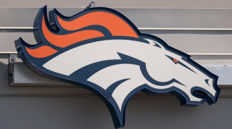 Los Broncos acuerdan una venta récord a un grupo liderado por Walmart Heir, según informe
