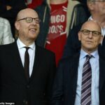 Los clubes de la Premier League se han adherido a un estatuto antiseparaciones tras el colapso de la desafortunada Superliga europea (arriba: los copropietarios del Manchester United, Avram y Joel Glazer)