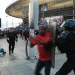 El inicio en el Stade de France en París se retrasó luego de los enfrentamientos entre la policía y los fanáticos.