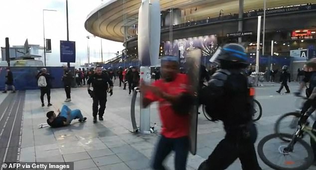 El inicio en el Stade de France en París se retrasó luego de los enfrentamientos entre la policía y los fanáticos.