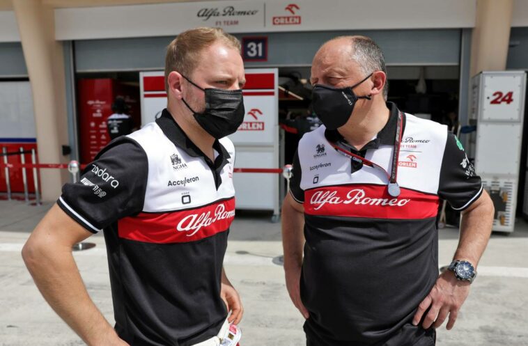 Valtteri Bottas (FIN) Mercedes AMG F1 con Frederic Vasseur (FRA) Director del equipo Alfa Romeo F1 Team.  10.03.2022.  Pruebas de Fórmula 1, Sakhir, Bahréin