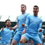 Kevin De Bruyne (centro) y Bernardo Silva (izquierda) fueron nombrados en el Equipo del Año de la PFA