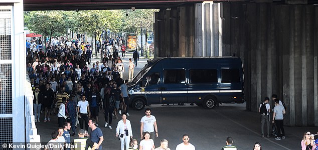 La misma camioneta de la policía estaba estacionada debajo de un paso subterráneo en el Stade de France antes del partido de Francia contra Croacia que provocó cuellos de botella y retrasos antes de la final de la Liga de Campeones.