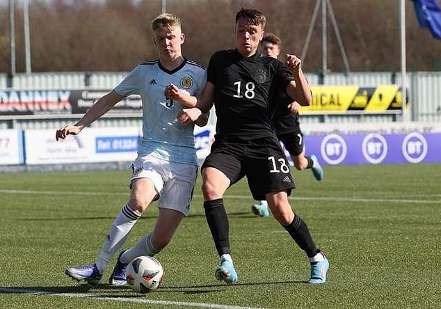 Newcastle ha intensificado su interés en el joven de Kilmarnock Charlie McArthur (izquierda)