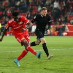 Taiwo Awoniyi (izquierda) anotó 20 goles en 43 apariciones la temporada pasada, incluidos 15 en la liga