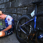 Remco Evenepoel se cae en el Tour de Suiza