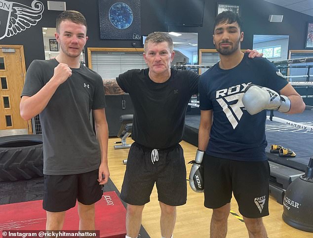 Ricky Hatton (centro) dijo que perdió 'tres piedras y media' en preparación para su regreso