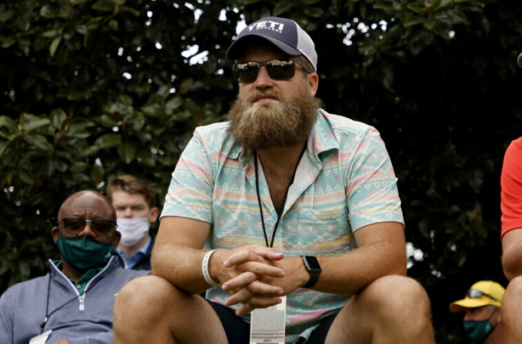 AUGUSTA, GEORGIA - 9 DE ABRIL: Ryan Fitzpatrick del equipo de fútbol de Washington observa jugar en el octavo green durante la segunda ronda del Masters en el Augusta National Golf Club el 9 de abril de 2021 en Augusta, Georgia.  (Foto de Jared C. Tilton/Getty Images)