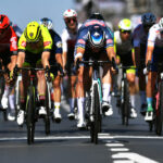 Tim Merlier corre hacia la victoria en la caótica carrera en ruta del Campeonato de Bélgica