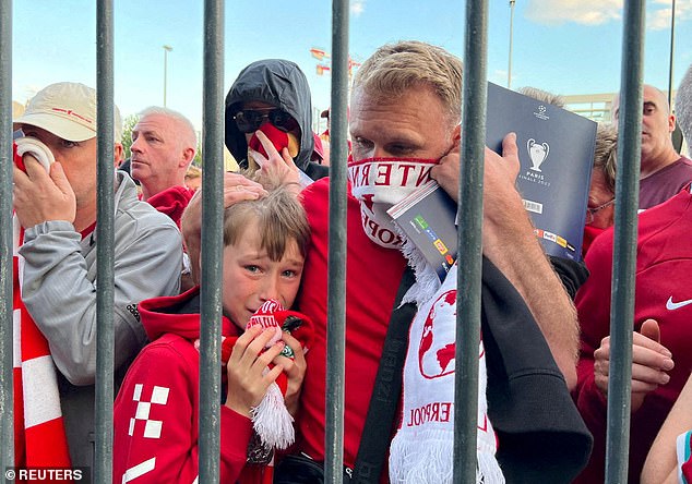 Aficionados del Liverpool fueron arrojados con gases lacrimógenos por la policía francesa antes de la final de la Champions League en París