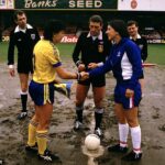 La capitana de Inglaterra, Carol Thomas (derecha), le da la mano a su homóloga sueca, Anette Borjesson, antes del partido de vuelta de la final de 1984 en un terreno cenagoso en Kenilworth Road.